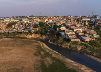 Vazante faz Rio Negro recuar 2,14 metros durante o mês de outubro em Manaus