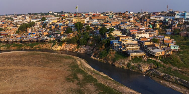 Vazante faz Rio Negro recuar 2,14 metros durante o mês de outubro em Manaus