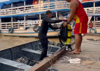 Bombeiros fazem buscas por homem desaparecido no Rio Amazonas, em Parintins