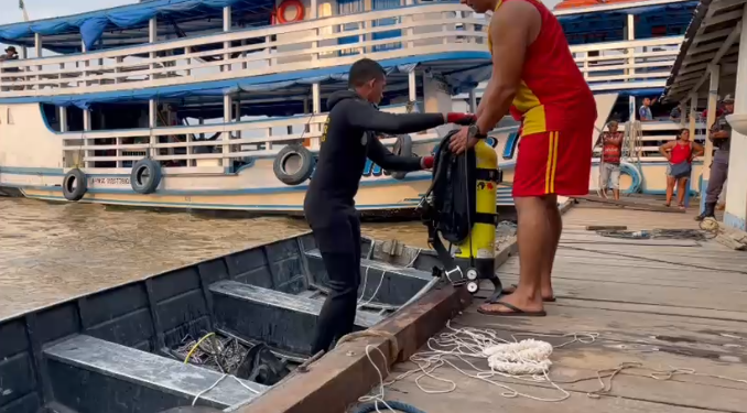 Bombeiros fazem buscas por homem desaparecido no Rio Amazonas, em Parintins