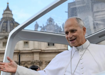 Leão XIV sobe ao papamóvel pela primeira vez desde cirurgia de câncer