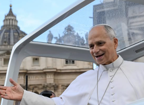 Leão XIV sobe ao papamóvel pela primeira vez desde cirurgia de câncer