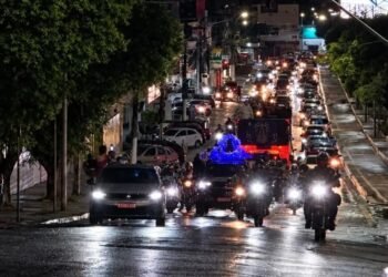 Mesmo com chuva, carreata de Nossa Senhora Aparecida reúne fiéis em Manaus
