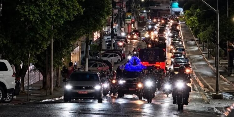 Mesmo com chuva, carreata de Nossa Senhora Aparecida reúne fiéis em Manaus