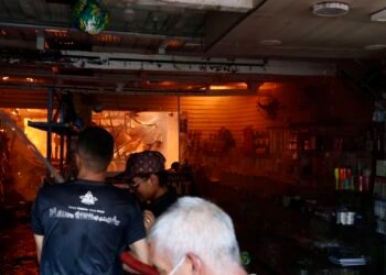 Incêndio que atingiu nove lojas no Centro de Manaus teria começado durante preparo de frango, relata comerciante