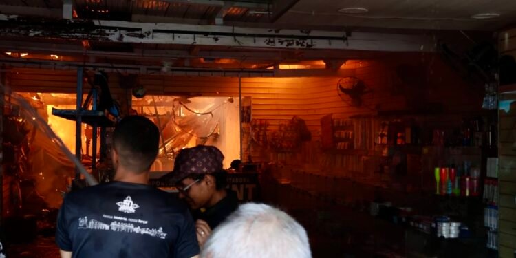 Incêndio que atingiu nove lojas no Centro de Manaus teria começado durante preparo de frango, relata comerciante