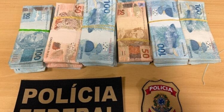 PF prende homem com R$ 70,8 mil e santinhos na véspera da eleição no Amazonas