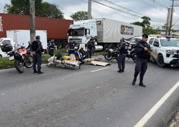 Motociclista morre após ser atropelado por caminhão-baú na Torquato Tapajós