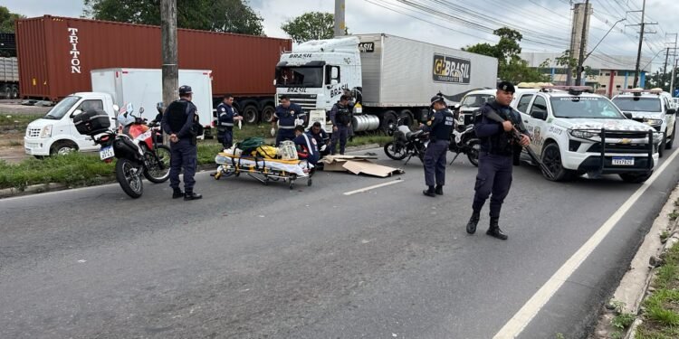 Motociclista morre após ser atropelado por caminhão-baú na Torquato Tapajós