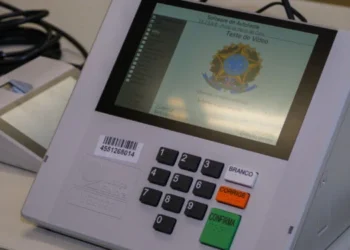 TRE-AM prepara 8,2 mil urnas para o 2º turno e orienta eleitores sobre falhas durante votação