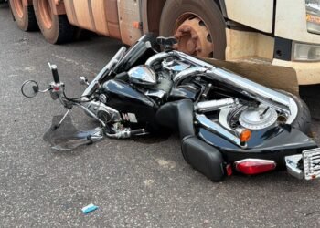 Vídeos motociclista sofre fraturas expostas após cair embaixo de caminhão