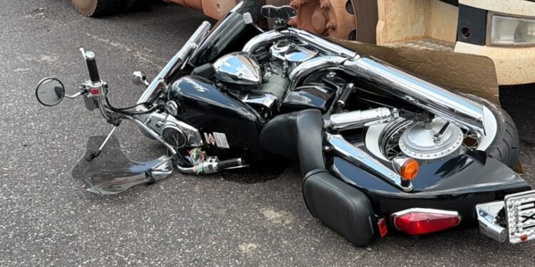 Vídeos motociclista sofre fraturas expostas após cair embaixo de caminhão