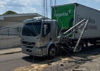 Caminhão derruba transformador de energia após ficar preso em fiação no Petrópolis, em Manaus