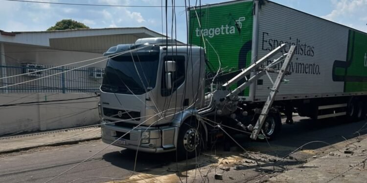 Caminhão derruba transformador de energia após ficar preso em fiação no Petrópolis, em Manaus