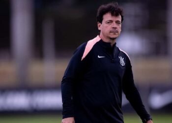 Corinthians anuncia demissão de Fernando Diniz após 11 jogos sem vencer