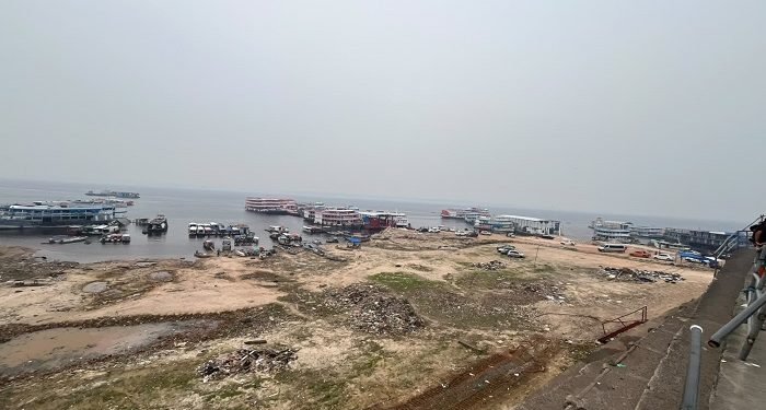 Manaus encoberta por fumaça; Prefeitura suspende eventos ao ar livre