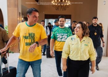 Flávio Bolsonaro e Nikolas Ferreira desembarcam em Manaus para o Bloquinho do 22