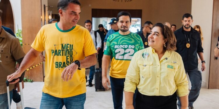 Flávio Bolsonaro e Nikolas Ferreira desembarcam em Manaus para o Bloquinho do 22