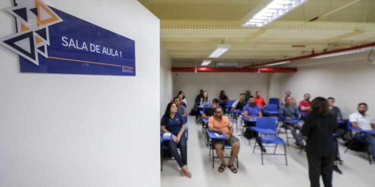 Detran-AM oferece mais de mil vagas gratuitas em cursos presenciais e a distância em novembro