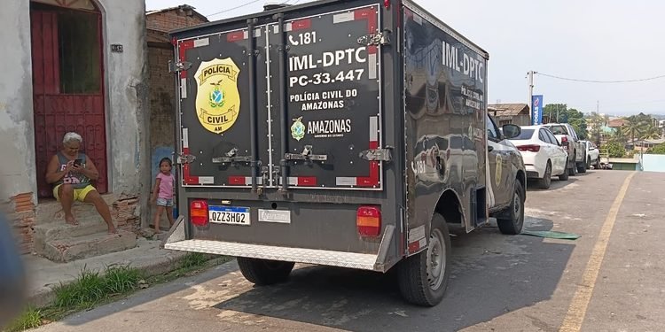 Homem morre após sofrer choque elétrico enquanto consertava telhado em Manaus