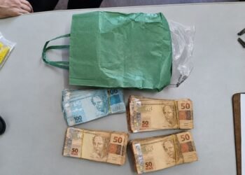 PF apreende R$ 27,8 mil em espécie e material de campanha em aeronave no Amazonas