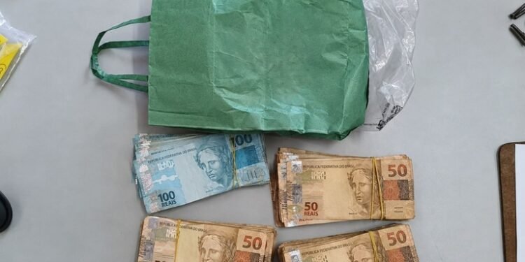 PF apreende R$ 27,8 mil em espécie e material de campanha em aeronave no Amazonas