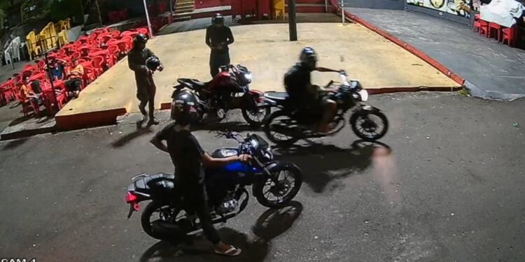 Câmeras flagram ação violenta de grupo armado durante assalto em Manaus - (Foto: Reprodução/Redes Sociais)