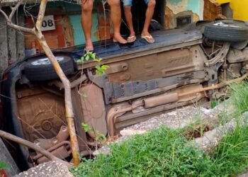 Carro capota e fica de rodas para cima em área funda na Compensa (Foto: Reprodução/Redes Sociais)