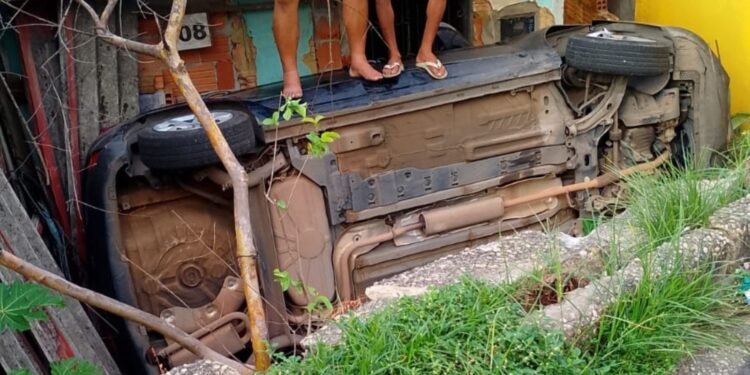 Carro capota e fica de rodas para cima em área funda na Compensa (Foto: Reprodução/Redes Sociais)