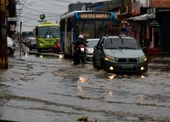 Chuva alaga avenida no Manoa e moradores cobram solução para prejuízos