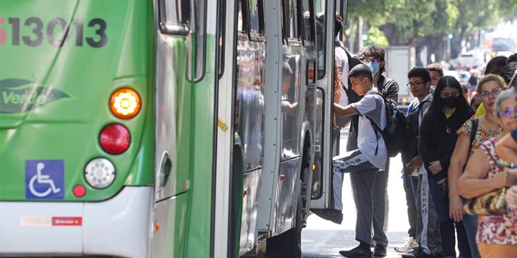 estudantes-onibus-manaus