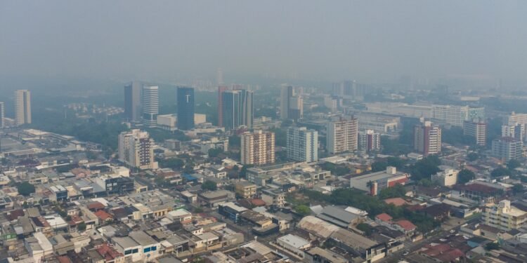 Manaus é encoberta por fumaça e registra níveis péssimos de qualidade do ar neste sábado, 17