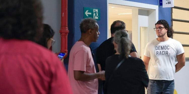 Eleitores têm até as 17h para escolher candidatos