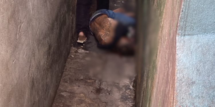 Homem é executado com 10 tiros e encontrado com braços amarrados em escadaria na zona Oeste de Manaus