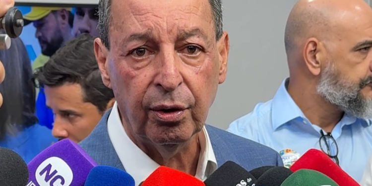 Omar Aziz xinga assessor de campanha adversária e vira alvo de críticas nas redes - (Foto: Tunico Santos - Rios de Notícias)