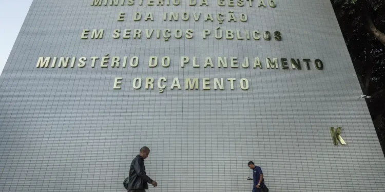 Governo pretende realocar R$ 20 bilhões no Orçamento de 2027