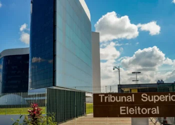 TSE retoma contagem de votos em todo o país
