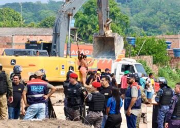 Famílias dizem que não foram avisadas sobre demolição de casas - (Foto: Tunico Santos - Rios de Notícias)