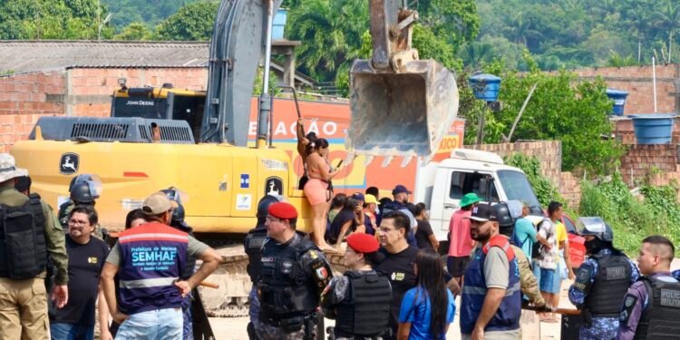 Famílias dizem que não foram avisadas sobre demolição de casas - (Foto: Tunico Santos - Rios de Notícias)