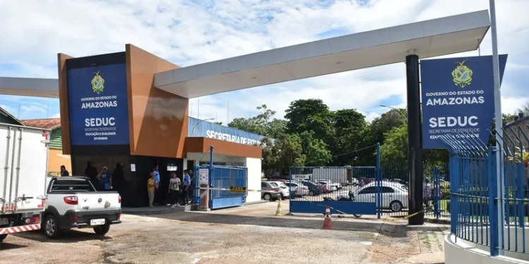 Trabalhadores da Seduc denunciam atrasos e falta de pagamento em benefícios; secretaria alega ‘erro no sistema’