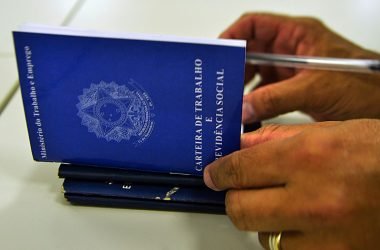 Lote complementar do abono salarial começa a ser pago nesta quinta - (Foto: Marcello Casal Jr/Agência Brasil)