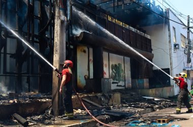 Incêndio atinge antigo prédio do Banco da Amazônia no Centro de Manaus - (Foto: Tunico Santos/ Rios de Notícias)