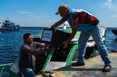 Eleições na Rios: Urnas eletrônicas deixam Manaus de barco em operação pelos rios até Anori e Tapauá - (Foto: Luiz André Nascimento/Rios de Notícias)