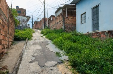 Fala Manaus: crateras e quedas, moradores cobram solução para rua do bairro Gilberto Mestrinho - (Foto: Luiz André Nascimento/Rios de Notícias)