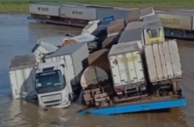 Balsa com carga de contêineres e veículos