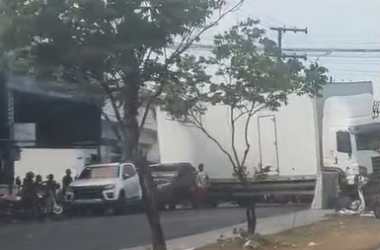 Caminhão ficou atravessado na via (Foto: Reprodução/Redes Sociais)