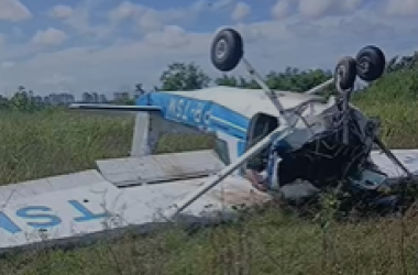 Avião monomotor cai em área de mata no Aeroclube de Manaus e causa uma morte - (Foto: Reprodução/Redes sociais)