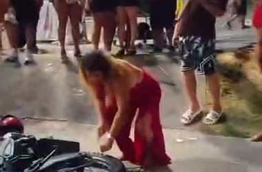 Mulher destrói motocicleta após descobrir suposta traição na saída de show em Manaus