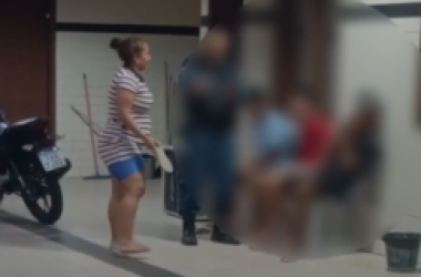 Mãe agride filho dentro de delegacia após adolescente ser apreendido por roubo de carro - (Foto: Reprodução/Redes sociais)