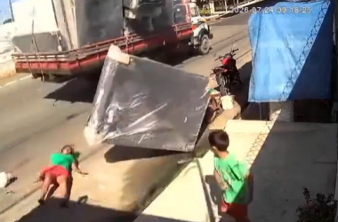Mulher é atingida por cama que caiu de caminhão em avenida de Parintins; motorista é investigado - (Foto: Reprodução/Redes sociais)
